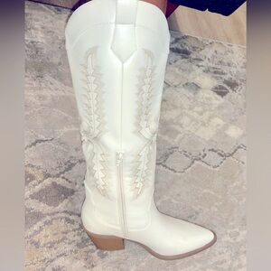 NWOT Cream Cowgirl Boots